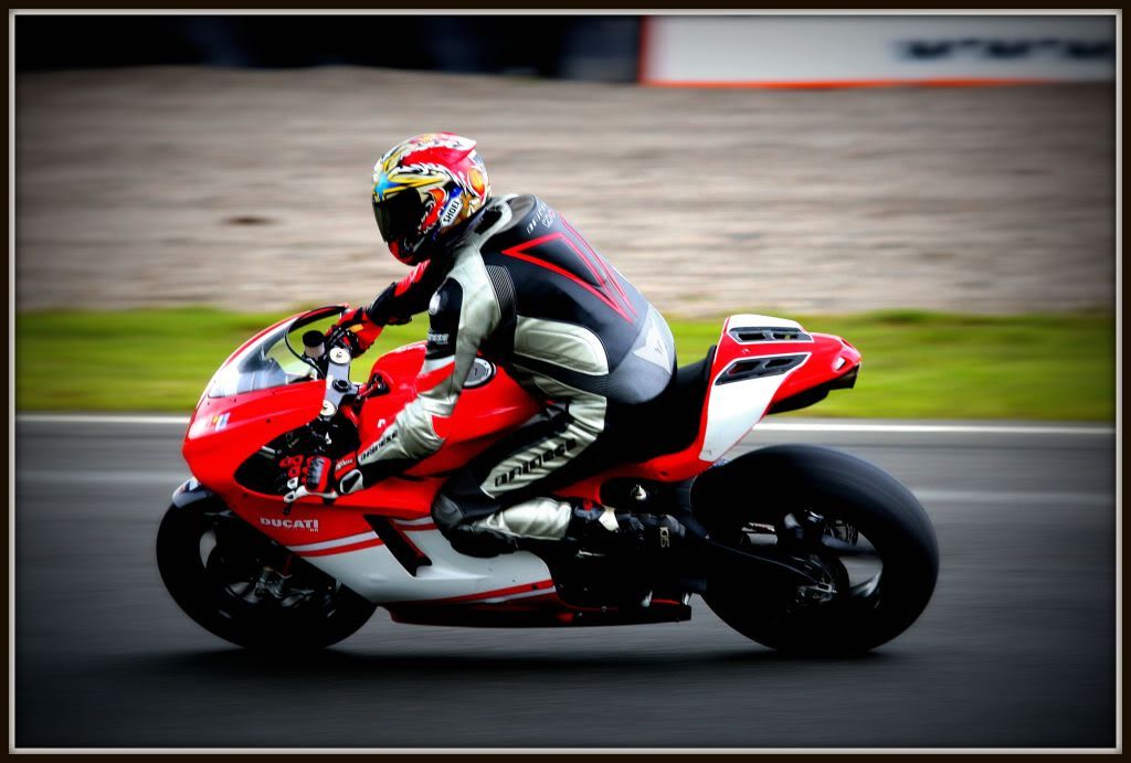 IMAGE: http://i642.photobucket.com/albums/uu145/Kev10R/Knockhill%2014%20May/Desmo.jpg